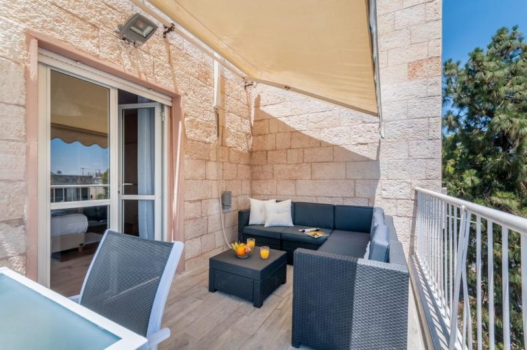 BEAUTIFUL PENTHOUSE / FURNISHED / SUKKAH BALCONY / Keren Hayesod