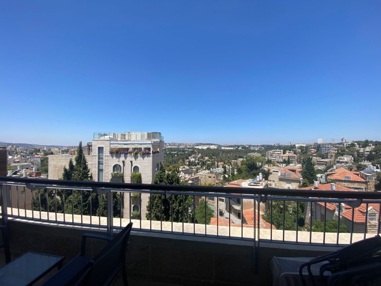 BEAUTIFUL PENTHOUSE / NEW BUILDING / HUGE SUCCA BALCONY / PARKING / Haari Street