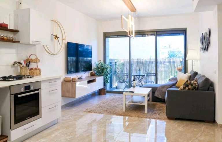 CITY CENTER LIVING AT HANEVIIM 25 / 3 ROOMS / FULLY FURNISHED / PARKING & BALCONY