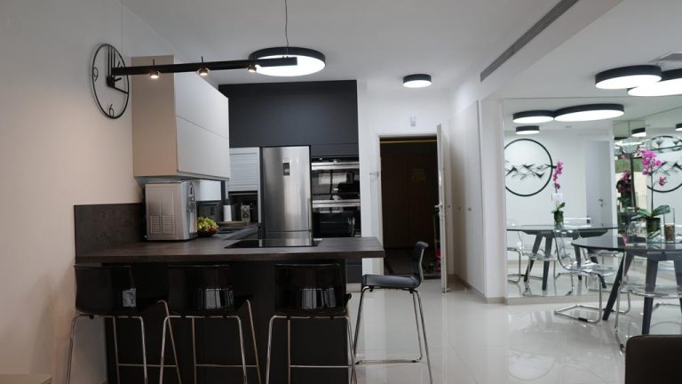 URBAN ELEGANCE ON HANEVIIM AVENUE / 3 ROOMS / FULLY FURNISHED / BALCONY & ELEVATOR