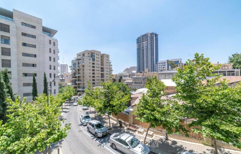 CITY CENTER  / 3 ROOMS / HUGESUCA BALCONY / PRIVET PARKING OPTION