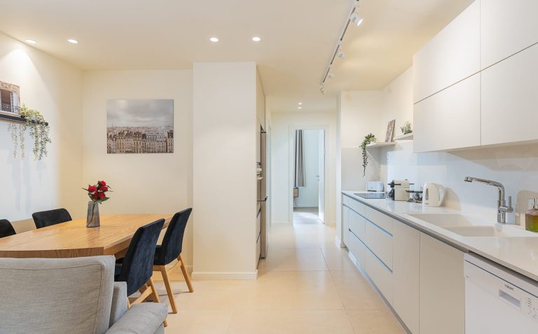 SHAAREI CHESED LUXURY APARTMENT / 3 ROOMS / FURNISHED / ELEVATOR / CENTRAL A/C / SPACIOUS BATHROOM