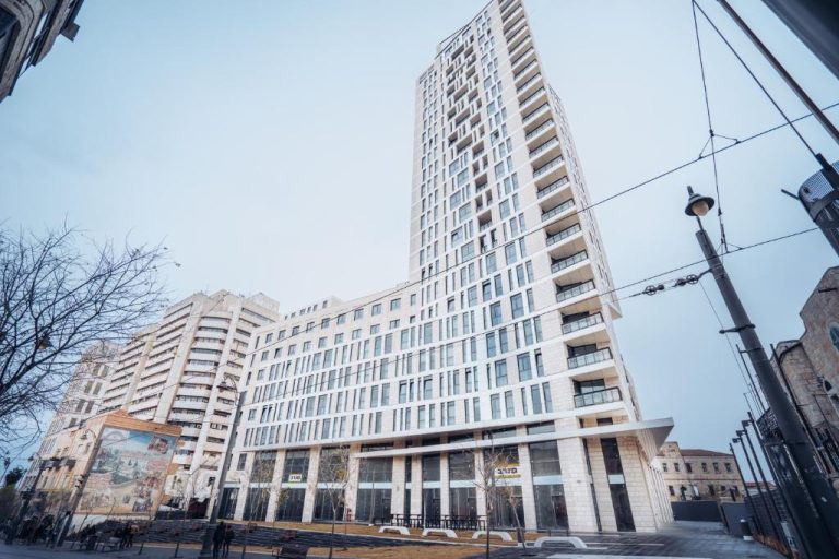 MODERN 4-ROOM APARTMENT / J TOWER / ELEVATOR / PRIVATE PARKING / RENOVATED
