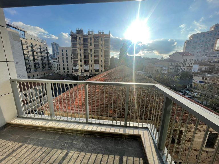 SAVION VIEWS APARTMENT / 2 ROOMS / ELEVATOR / A/C / PARTIALLY FURNISHED / AVAILABLE NOW