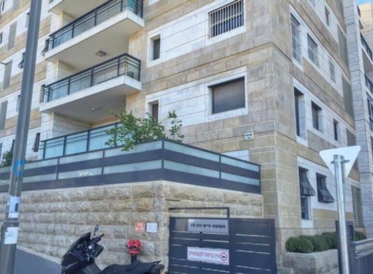 EXCLUSIVE 4-ROOM GARDEN APARTMENT FOR SALE IN ARNONA