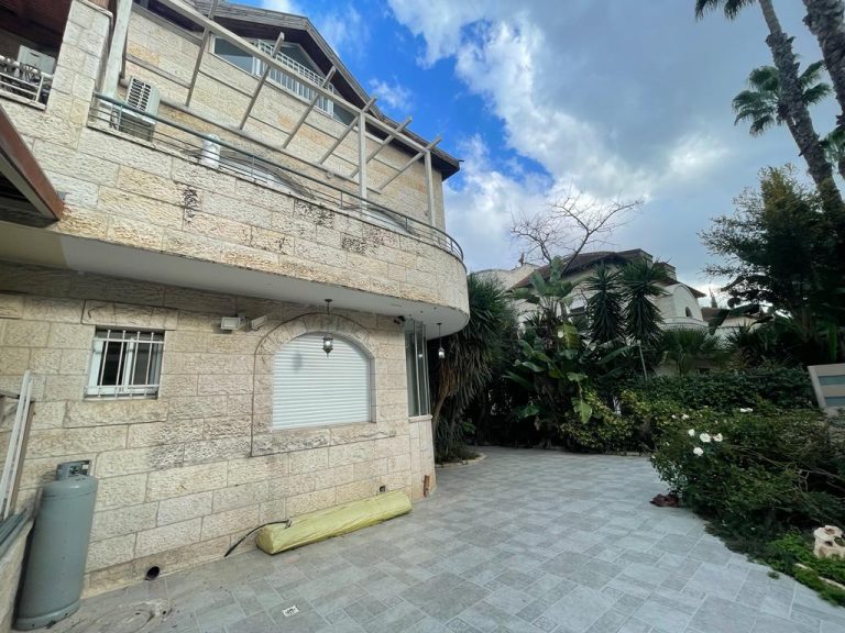 RAMOT VILLA FOR RENT / 6 ROOMS + BASEMENT / 3 FLOORS / 350 SQM / 3 SUCA BALCONIES / RENOVATED