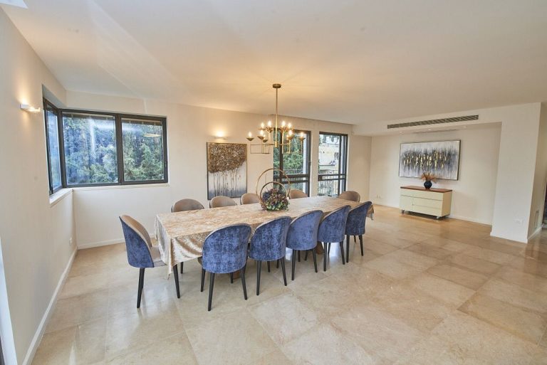 DUPLEX RENTAL IN REHAVIA / 5 BEDROOMS /4 ENSUITE BATHROOMS / 4 BALCONIES / SHABBOS ELEVATOR / PARKING