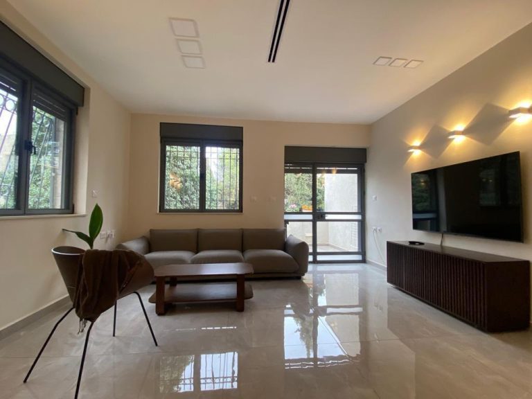 FOR RENT IN REHAVIA / HIGH-LEVEL RENOVATION / 3 BEDROOMS / SUKKAH BALCONY