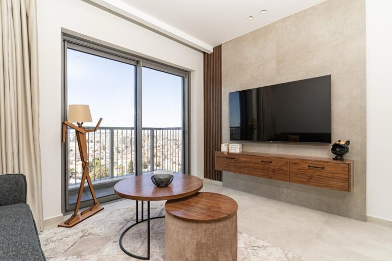BEAUTIFUL APARTMENT / LUXURY TOWER / PRIME LOCATION WITH STUNNING VIEWS